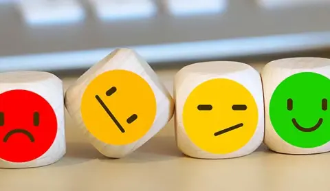 De paramedici gaan moedig voorwaarts